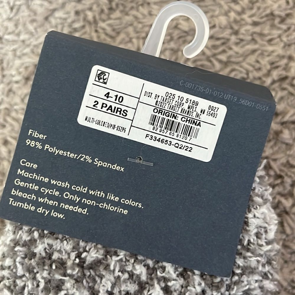 NWT 2 pair women’s fluffy socks / E42 - Picture 3 of 3